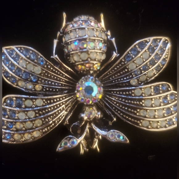 New Rhinestone Bee Brooch. - Picture 4 of 16